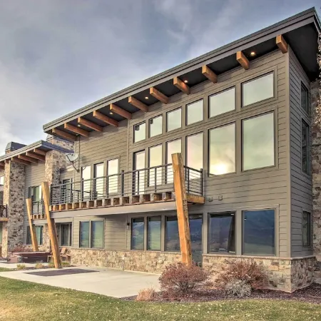 Modern Townhome w/ Mtn Views < 7 Mi to Ski Resorts