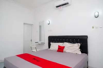 RedDoorz Syariah at Griya Merbotan Demak Hotel dekat Eks Stasiun Demak