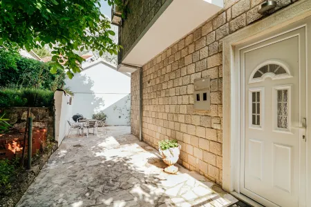 Spacious Family 4Br Seaside House, Fantastic Sea Views, 20 Meters to Beach Отели в г. Доњи Ораховац