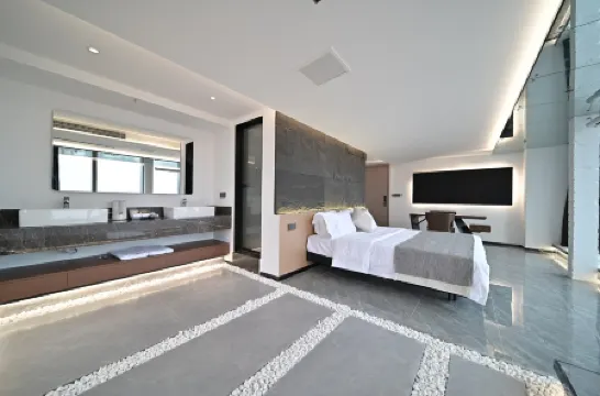 Yicheng High-altitude River View Homestay (Chongqing Hongyadong Chaotianmen Square)