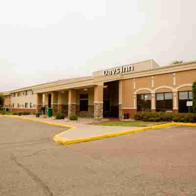 Days Inn by Wyndham Minot Hotel Exterior