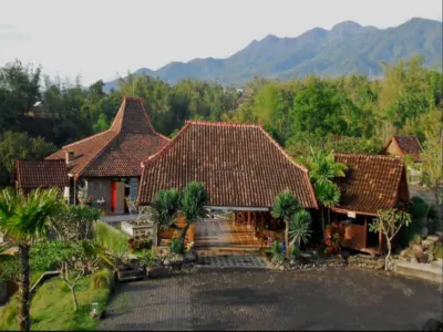 Kampung Lumbung Hotel dekat “22” Oleh-oleh khas Batu dan Malang, Keripik dll