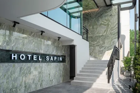 Hotel Sapin Отели рядом с достопримечательностью «Wat Mai Phiren»