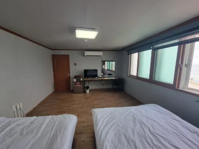 Chilbosan Hot Spring Resort Hotels near Koraebul-haesuyokchang