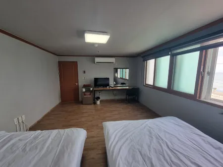 Chilbosan Hot Spring Resort Отели рядом с достопримечательностью «Koraebul-haesuyokchang»