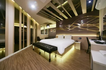 Yeongdeok the Blue Hotel Отели рядом с достопримечательностью «Koraebul-haesuyokchang»