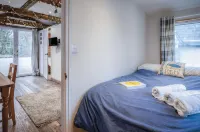 The Lodge - 1 Bedroom - Freshwest Beach Retreat Hotels in Milford Haven
