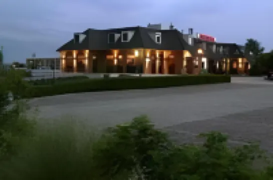 モエケ モーレン のホテル