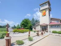 Super 8 by Wyndham Houghton Lake Hotel a Lake Township