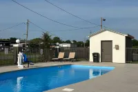 Super 8 by Wyndham Monroe - Pools