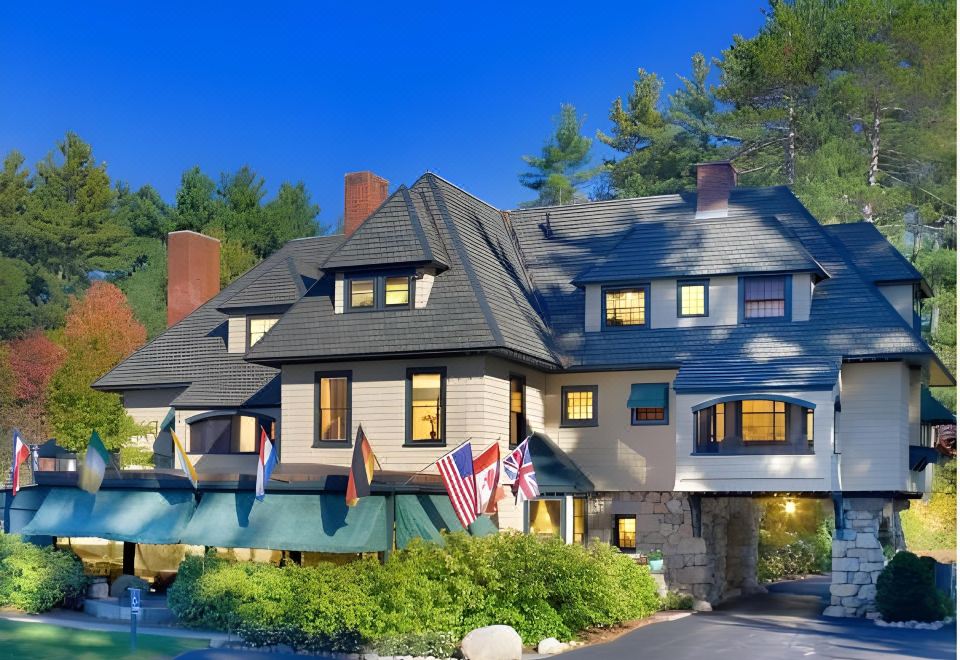 Stonehurst Manor Including Breakfast and Dinner - Housity