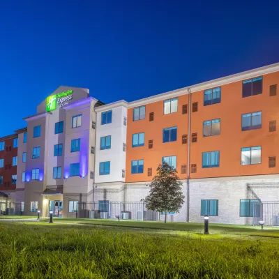 Holiday Inn Express & Suites KANSAS CITY AIRPORT by IHG Hotels near Tiffany Hills Park