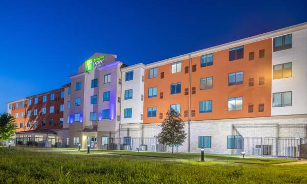 Holiday Inn Express & Suites Kansas City Airport by IHG