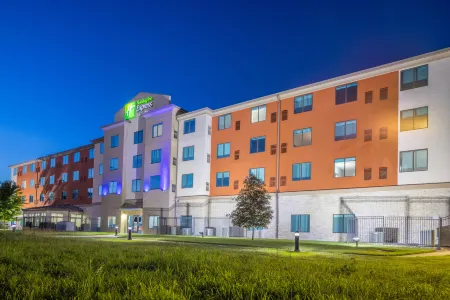 Holiday Inn Express & Suites Kansas City Airport Отели в г. Платт Вудс