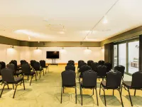 Statesman Hotel Hotels in Phillip