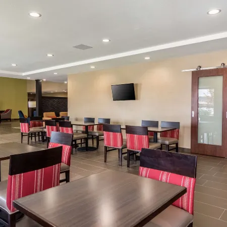 Comfort Suites Meridian and I-40 Отели в г. Оклахома-Сити