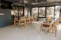 Howard Johnson by Wyndham Yerba Buena - Breakfast