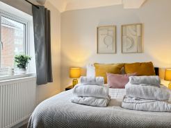Family Holiday Home With Hot Tub & Sauna Sleeps 8
