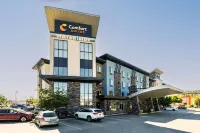 Comfort Suites Hotel dekat Father Pandosy Mission