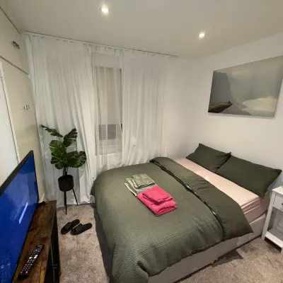 Cozy Double Room in North London with Great Transport Links 鄰近帕默斯格林的酒店