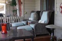 Adorable waterfront condo, private docks, and bring the dog!