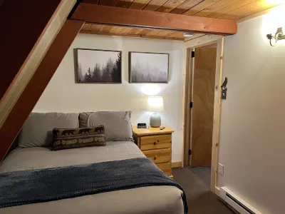 Vintage A-frame Cabin with Private River and Scenic Views 피샤스틴 피나클스 주립공원 주변 호텔