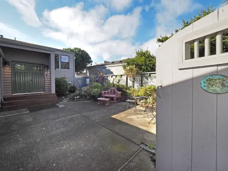 Spacious * Ocean View * Walking Trail to Beach * Hot Tub