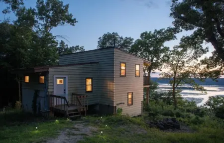 Cozy cabin high above the Mississippi w/firepit & free wood- Incredible views!!!