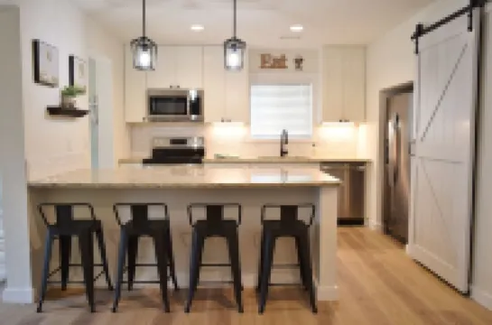 High Cotton! Completelyrenovated 3BR, 2.5BA home! 1.5 mi to the Village!