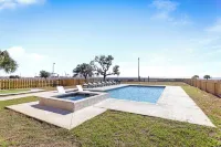 Beach Views, Heated Pool/Spa, Fire Pit, & Golf Green and walkable to downtown! - ติดทะเล