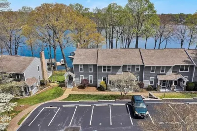 Waterfront Townhome- with Boat Slip and Dock! Hôtels à proximité de : The Westlake