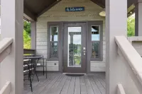 Tiny home mountain retreat w/ view, covered outdoor patio, fire pit
