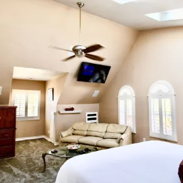 Couples Retreat with hot tub and steam room