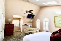 Couples Retreat with hot tub and steam room