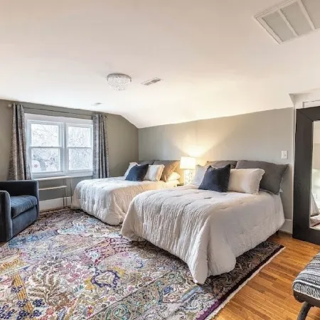Charming Retro & Stylishly Updated Mid-Century Apartment Retreat Near Downtown