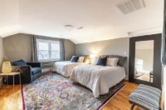 Charming Retro & Stylishly Updated Mid-Century Apartment Retreat Near Downtown