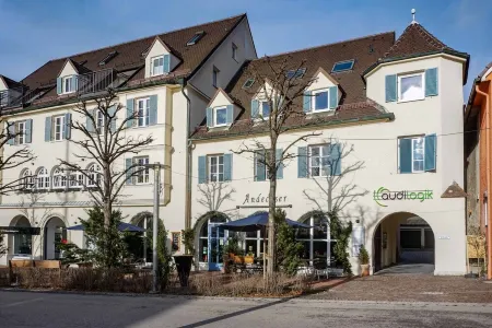 Family friendly maisonette apartment in the town center of Mering Отели в г. Меринг