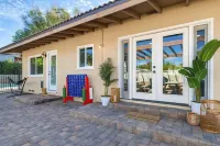 BOHEMIAN AND MODERN SERENE HOME WITH POOL