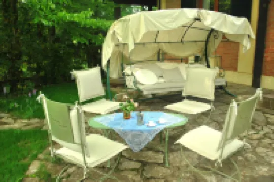 Large and very well furnished apartment in a villa, with garden and pool. D.