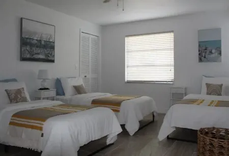 Spacious 2 bedroom island home with pool and great sunset views.Pet friendly! Отели в г. Марко-Айленд