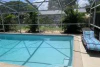 CAPTAIN’S QUARTERS Tropical pool house. Airport, Beaches, Usssa sports complex - สระว่ายน้ำส่วนตัว