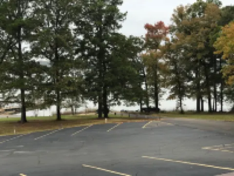 Cabin 2- Overlooks Yarborough Landing and Millwood Lake