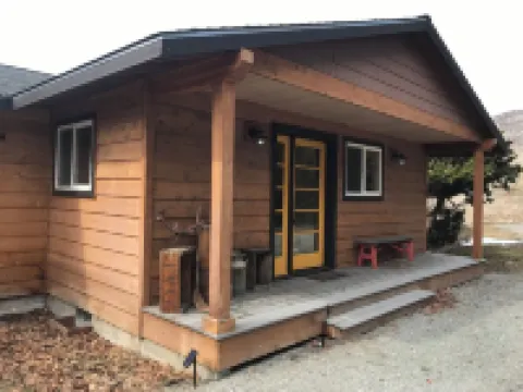 Spectacular Views on 4 Acre Family Oasis Among Vineyards and Orchards