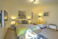 Newly Remodeled, Bright & Spacious Modern Home, 15 min Walk to Downtown & Pools!