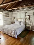 Romantic Vintage Log Cabin Retreat Hotels near Lake Hamilton