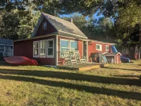 Charming 4-bedroom cottage ON Tawas Lake Pet, kid-friendly. Great Bird watching!