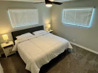 King size bed and 7 min away from Cielo Vista, El Paso's airport and Fort Bliss!