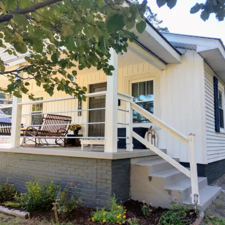 Steele Magnolia -Newly renovated charming cottage Отели в г. Сент-Клэр