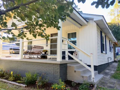 Steele Magnolia -Newly renovated charming cottage John W Inzer Museum附近的飯店