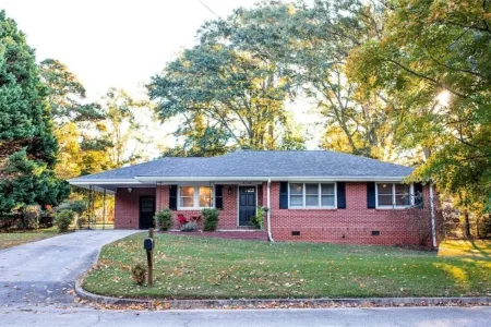 Cozy Adams St Cottage! Short walk to square!